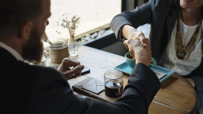 Accord Deux personnes qui se serrent la main