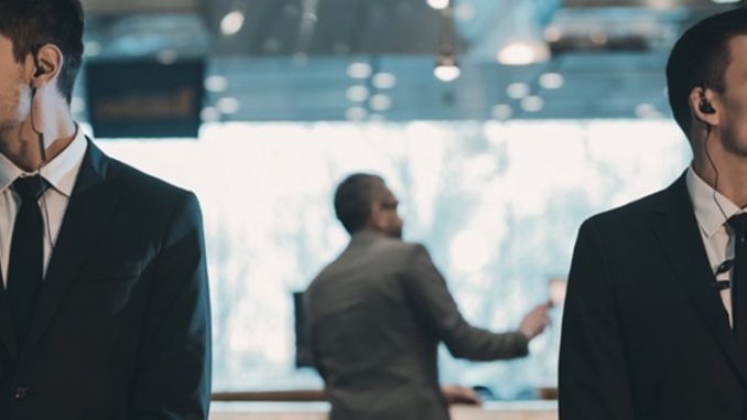 Agents sécurité Agents de sécurité dans un hall d'accueil