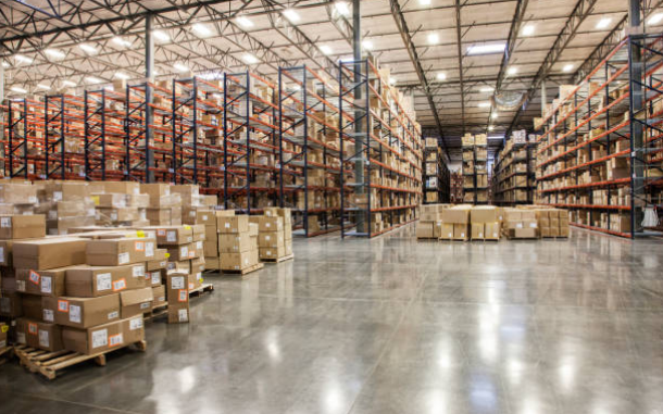 Solutions de stockage industriel Grand entrepôt industriel bien aménagé avec plusieurs rayonnages