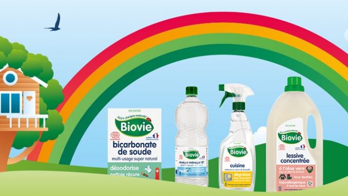 Biovie Produits Biovie représentés dans l'herbe avec un arc-en-ciel au-dessus et une maison dans les arbres en arrière-plan