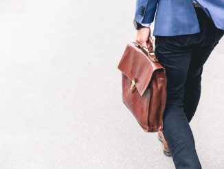 homme allant au travail avec une mallette en cuir marron