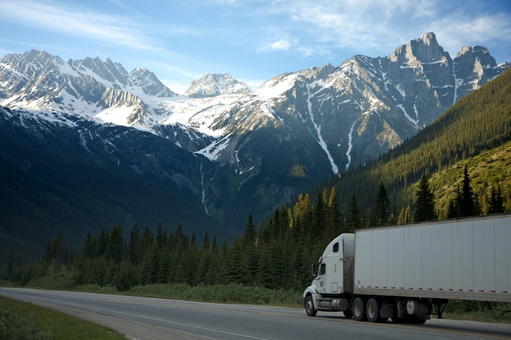 camion sur une route de montagne