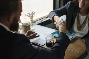 Deux personnes qui se serrent la main