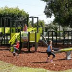 Enfants qui jouent dans une aire de jeux extérieure conçue par Lappset