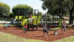 Enfants qui jouent dans une aire de jeux extérieure conçue par Lappset