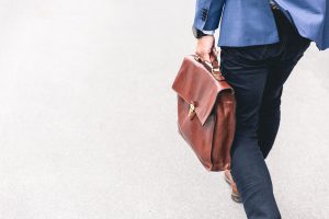 homme allant au travail avec une mallette en cuir marron